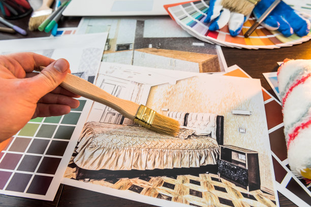 男性手工工作与颜色采样设计家图片下载