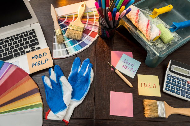 笔记本电脑和调色板刷和手套，为您的设计家庭在办公室图片下载