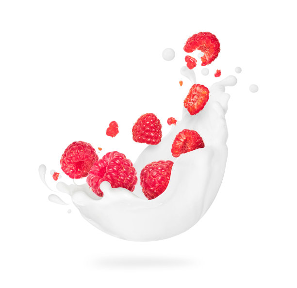 整个和切片覆盆子与牛奶飞溅近距离孤立在白色背景图片下载