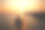在大海和夕阳的背景下，手拿一杯香槟图片下载