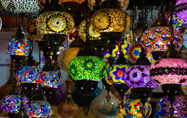 土耳其一家商店里的多盏阿拉伯灯图片下载