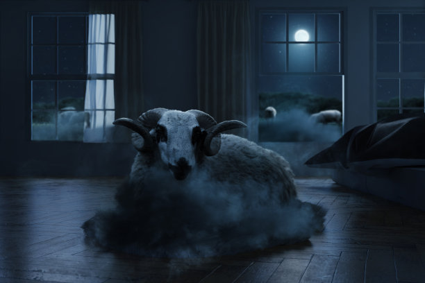 卧室里，一只长着圆角的公羊躺在蓬松的云朵上休息图片下载