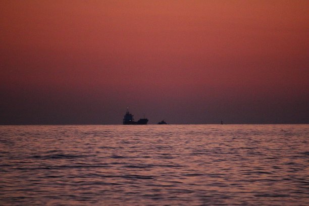 美丽的日落风景和海上的红色天空图片下载