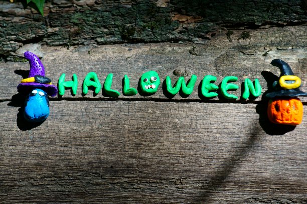 黑色背景上的万圣节字母。图片下载