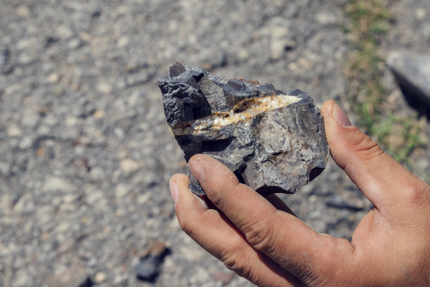 一块块半宝石镶嵌在地上，选择性聚焦图片下载