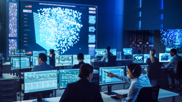 专业的计算机数据科学工程师团队工作在桌面屏幕显示图表，图表，信息图，技术神经网络数据和统计。黑暗控制监控室。图片下载