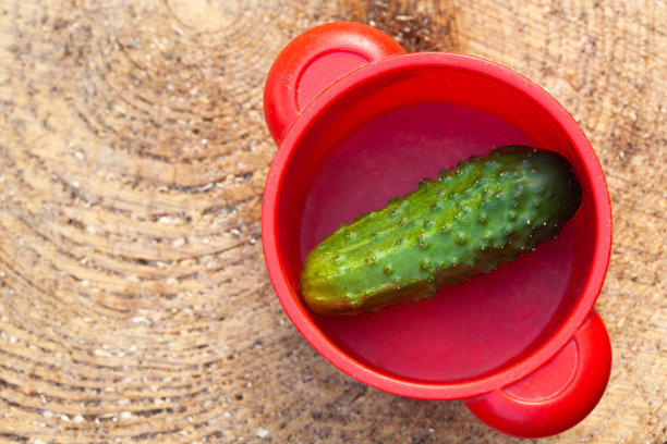 木材纹理背景上的黄瓜图片下载