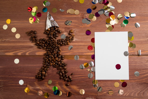 咖啡的一天。咖啡男庆祝生日。五彩纸屑。国际咖啡日图片下载