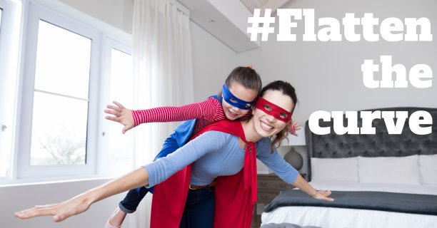 一名身穿斗篷的白人妇女抱着她的女儿，上面写着“#在冠状病毒c期间压平曲线”图片下载