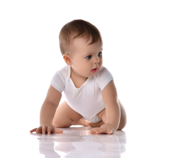 惊讶困惑的婴儿婴儿蹒跚学步的白色紧身衣爬在所有的四看着一边的拷贝空间图片下载