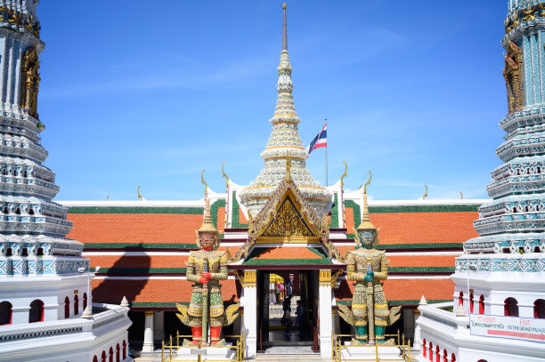 泰国翡翠佛寺的大泰国雕像、门拱和大宝塔图片下载