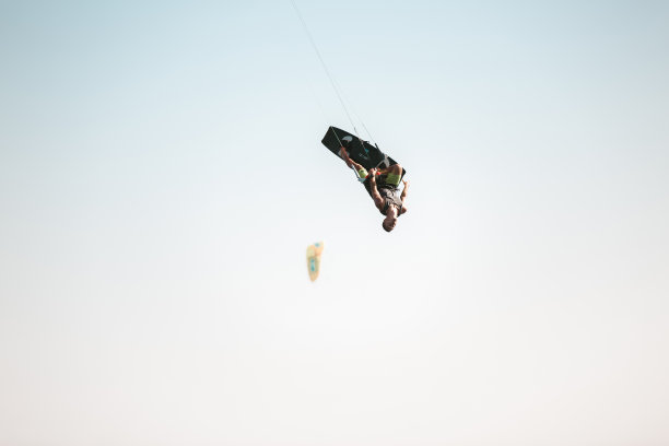 风筝冲浪风筝滑板动作照片男人在海浪中迅速地走了图片下载