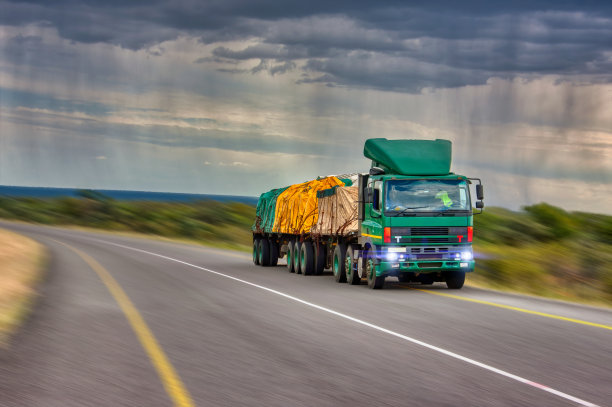 重型绿色载货卡车图片下载