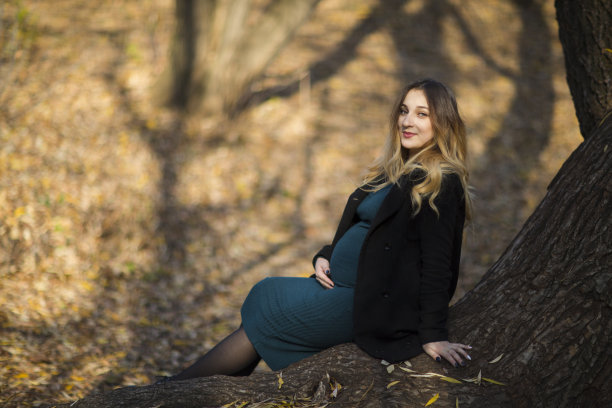 孕妇在大自然的秋天里行走图片下载