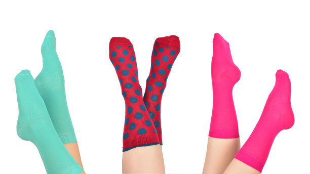 穿紫色袜子的女人被孤立在白色的背景上。前视图。图片下载