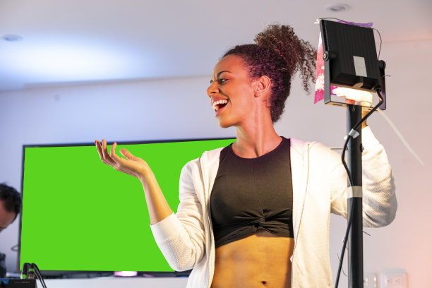 一位拉丁妇女在为虚拟课程准备乐器图片下载