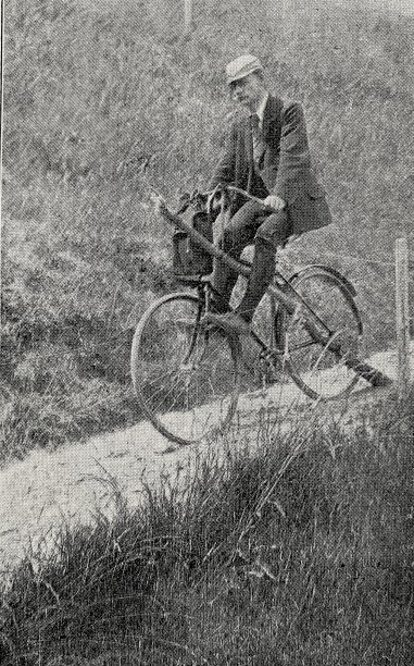 骑自行车的人从山上滚下来，前轮驱动，均匀地低轮图片下载