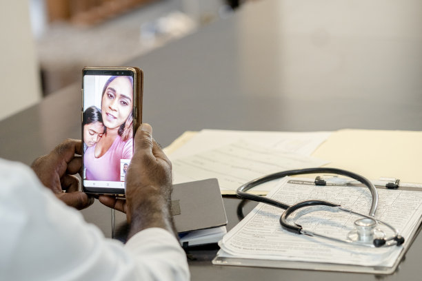 男医生与病人通过视频聊天图片下载