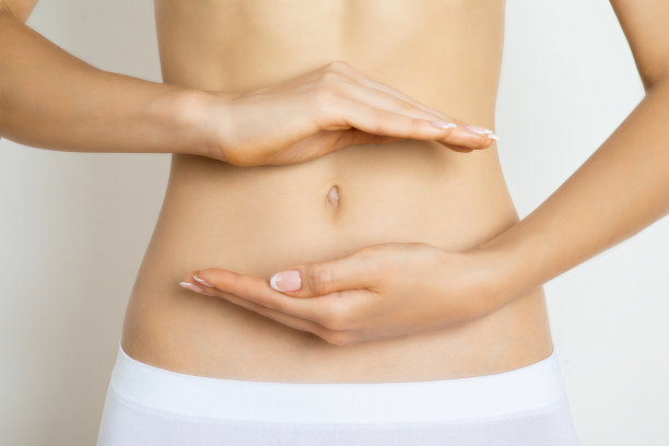 女性用手塑造圆图片下载