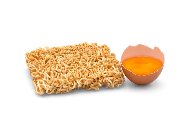 方便面和鸡蛋近距离美味的快餐安全的时间节省金钱，月底前孤立在白色的背景。图片下载