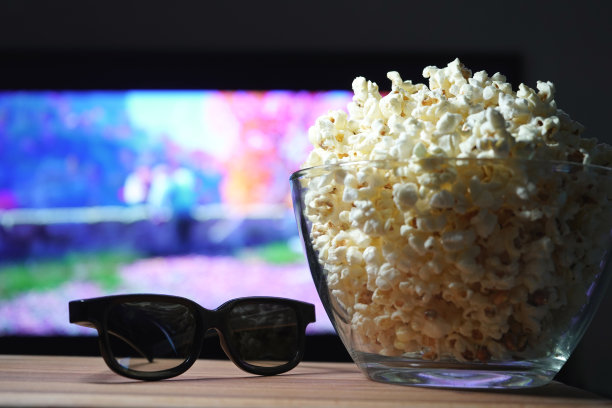 爆米花3D眼镜和电视作为背景。晚上在家看电影自我隔离图片下载