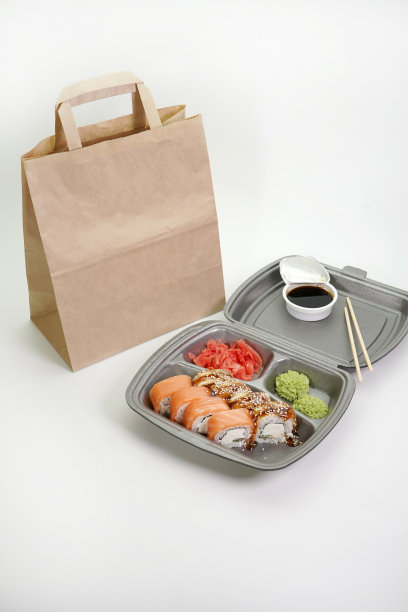 晚餐日本寿司卷在一个孤立的白色背景。日本菜的配送理念图片下载