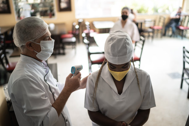 企业主对员工使用红外温度计图片下载