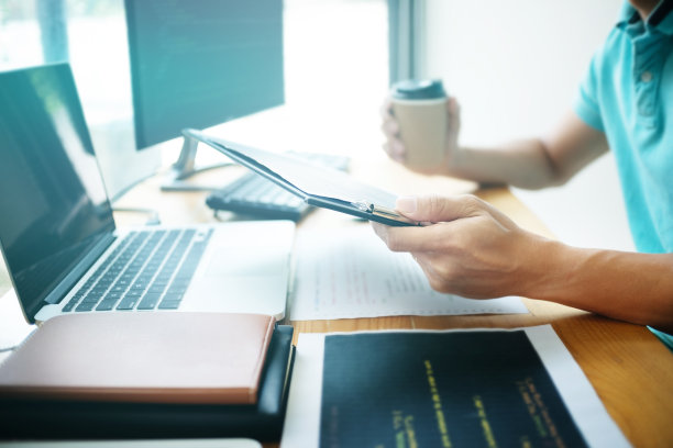 用户数据技术中的软件程序员工程编码开发。图片下载