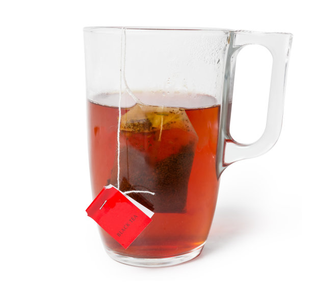一杯新鲜冲泡的红茶和茶包图片下载