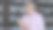 一个坐在家里沙发上吃酸奶的老妇人的肖像图片下载