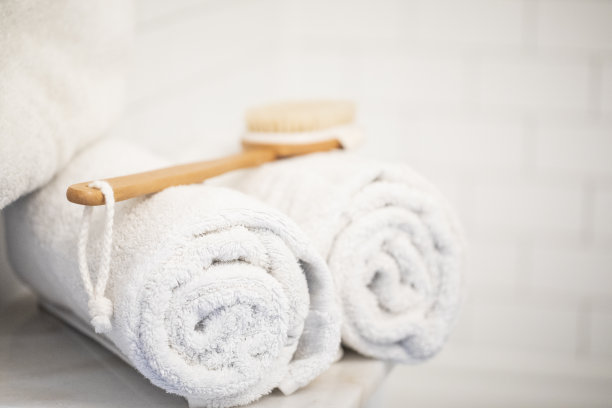 浴室内有干净的毛巾。图片下载