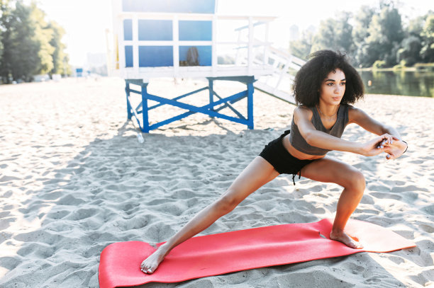 一个穿着运动服的混血女孩在户外的垫子上图片下载