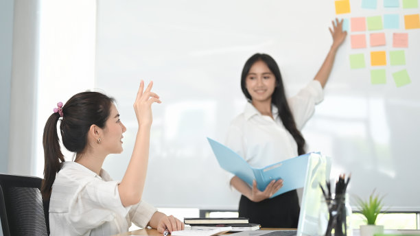 商务人士聚集在现代化的会议室里开会。图片下载