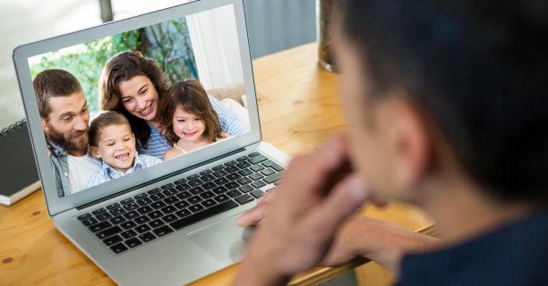 男子在笔记本电脑上与家人进行视频通话图片下载