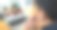 一个用笔记本电脑和家人视频通话的男人。图片下载
