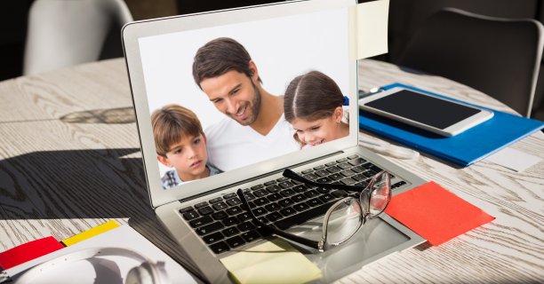 男人和两个孩子在笔记本电脑屏幕上图片下载