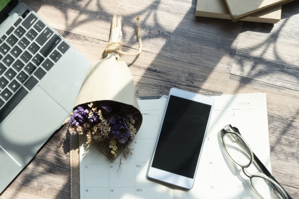 日历桌的计划和组织者计划和提醒每日的约会，会议议程，时间表，时间表，和管理的工作，在线从家里工作。日历提醒事件概念。图片下载