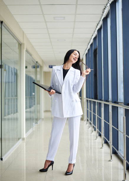 现代办公室里的女商人图片下载