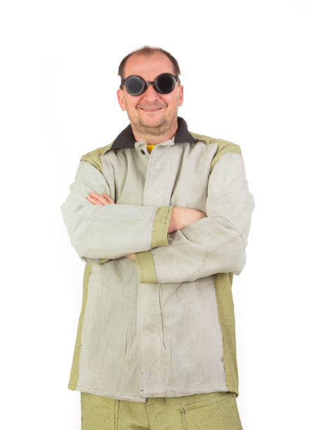 幸福的焊工与交叉的胳膊在工作服和眼镜。图片下载