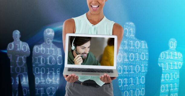 在笔记本电脑屏幕上工作的人图片下载