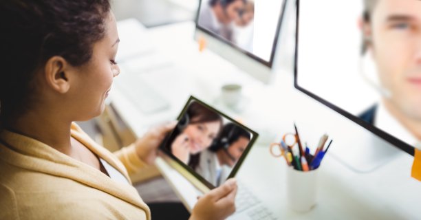 用平板电脑视频通话的女人图片下载