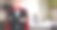 一名男子身穿斗篷，双臂交叉，微笑着站在医院病房的上方图片下载