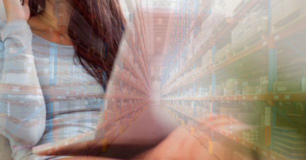 白种女人用笔记本电脑在网上购物满仓库的箱子图片下载