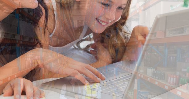 一个白人女人和她的女儿用笔记本电脑在网上购物一仓库的箱子图片下载