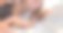 一个白人女人和她的女儿用笔记本电脑在网上购物一仓库的箱子图片下载