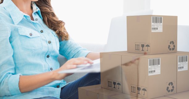 一个白种女人用笔记本电脑在网上买一堆盒子图片下载