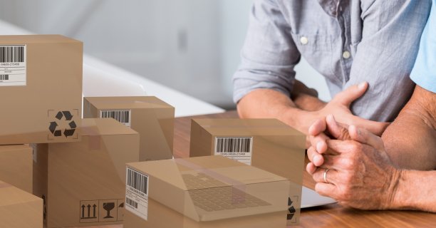 白人夫妇使用笔记本电脑购物网上与一堆盒子图片下载