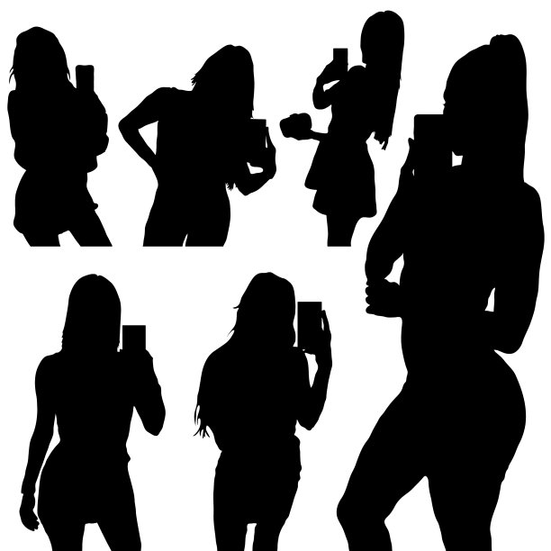 女孩用智能手机自拍剪影图片下载