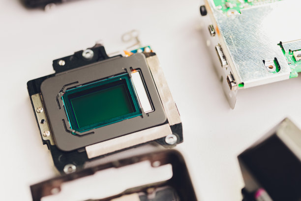 工程师和技术员正在修理相机镜盒组件，工作人员正在检查光学，并在服务中心对损坏的相机进行维护和清洁。图片下载