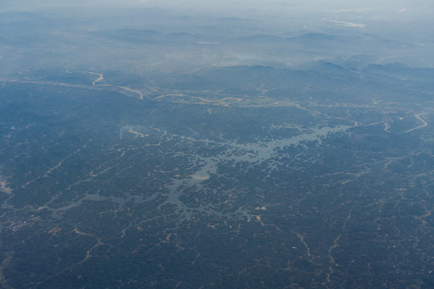 云和山脉的航空摄影图片下载